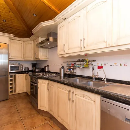 Lovely 4-Bed Villa In Costa Adeje *