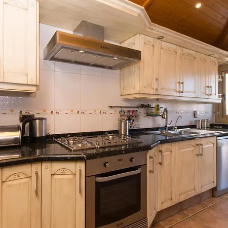 Lovely 4-Bed Villa In Costa Adeje *