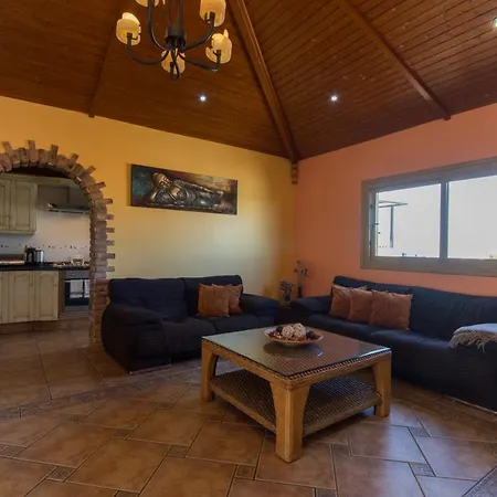 Вилла Lovely 4-Bed Villa In Costa Adeje